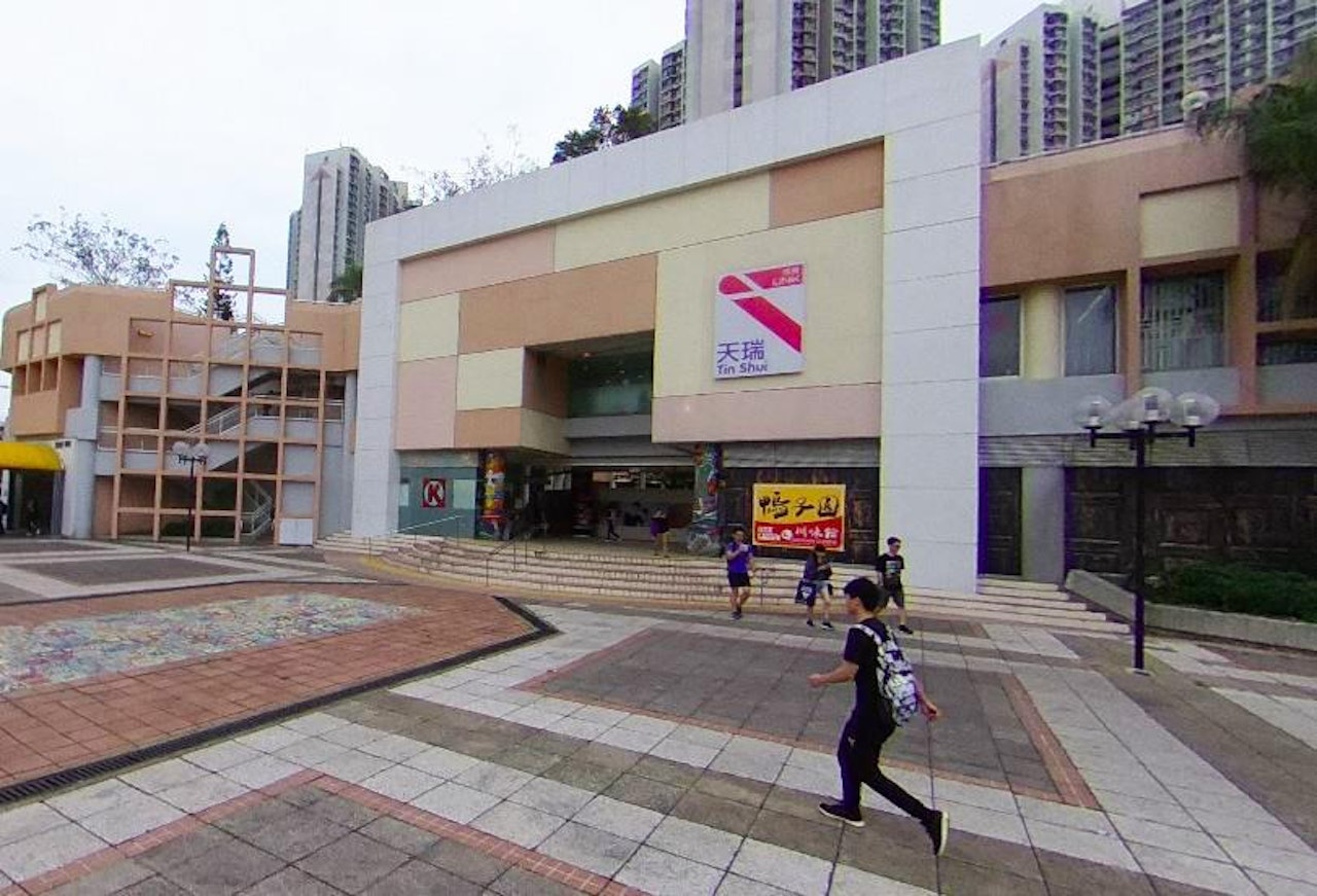 事發地點為天水圍天瑞商場中銀外面自動櫃員機。(Google地圖) 事發地點為天水圍天瑞商場中銀外面自動櫃員機。(Google地圖)