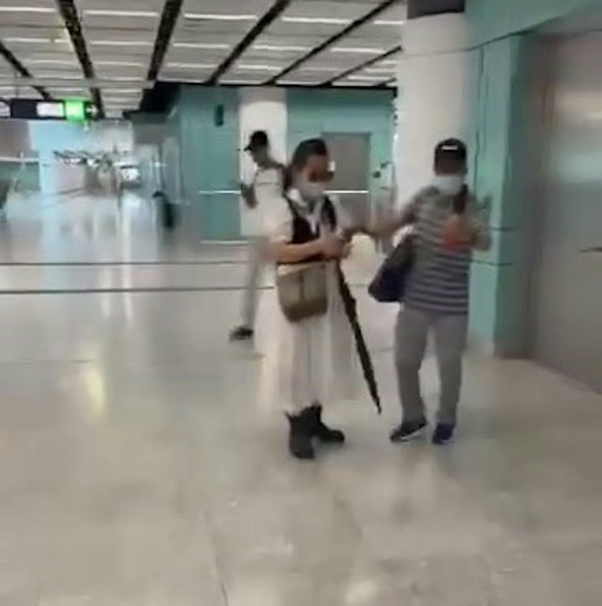 何伯何太在港鐵兆康站內與人爭執。（網上片段截圖）