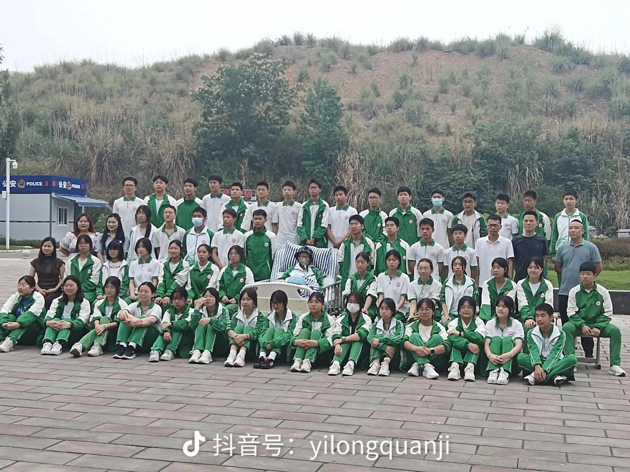 全班同學赴醫院與患病學生拍攝畢業照。(抖音@yilongquanji) 全班同學赴醫院與患病學生拍攝畢業照。(抖音@yilongquanji)