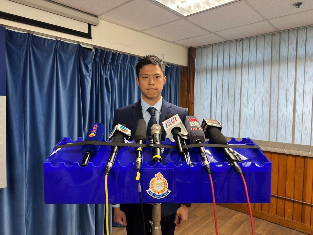 警方油尖警區重案組第二隊高級督察崔炳熙向傳媒簡報案情。（林澤鋒攝）