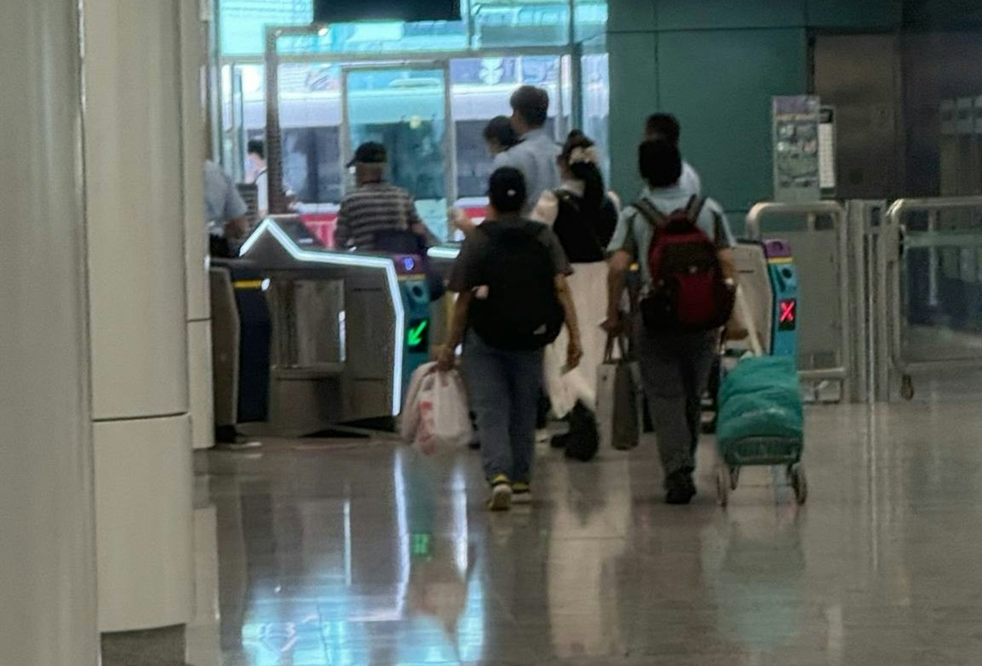 何伯何太在港鐵兆康站內與人爭執。（網上圖片）
