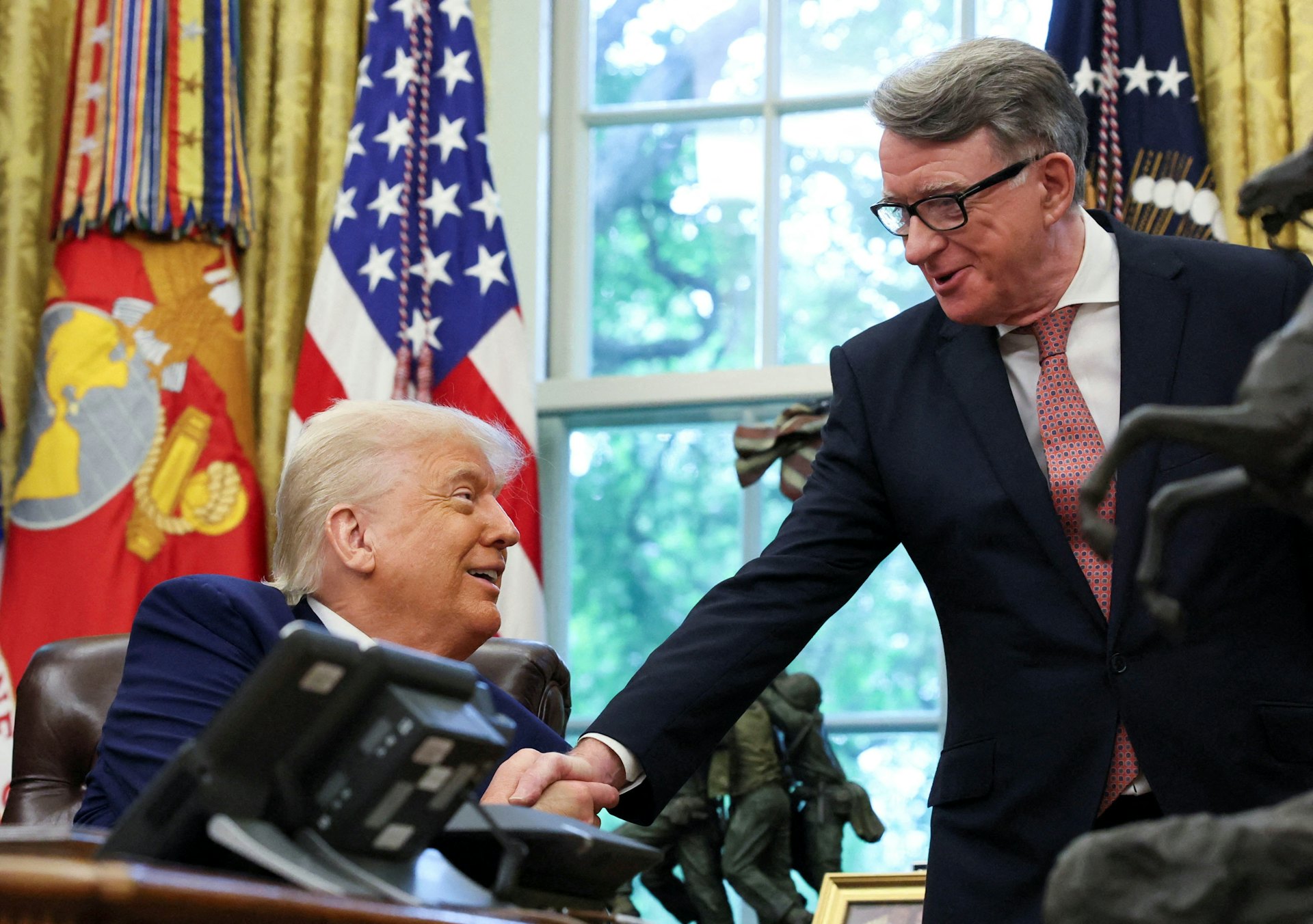 圖為2025年5月8日,美國總統特朗普(Donald Trump)宣布與英國達成貿易協議後,與英國駐美國大使文德森(Peter Mandelson)握手。(Reuters) 圖為2025年5月8日,美國總統特朗普(Donald Trump)宣布與英國達成貿易協議後,與英國駐美國大使文德森(Peter Mandelson)握手。(Reuters)