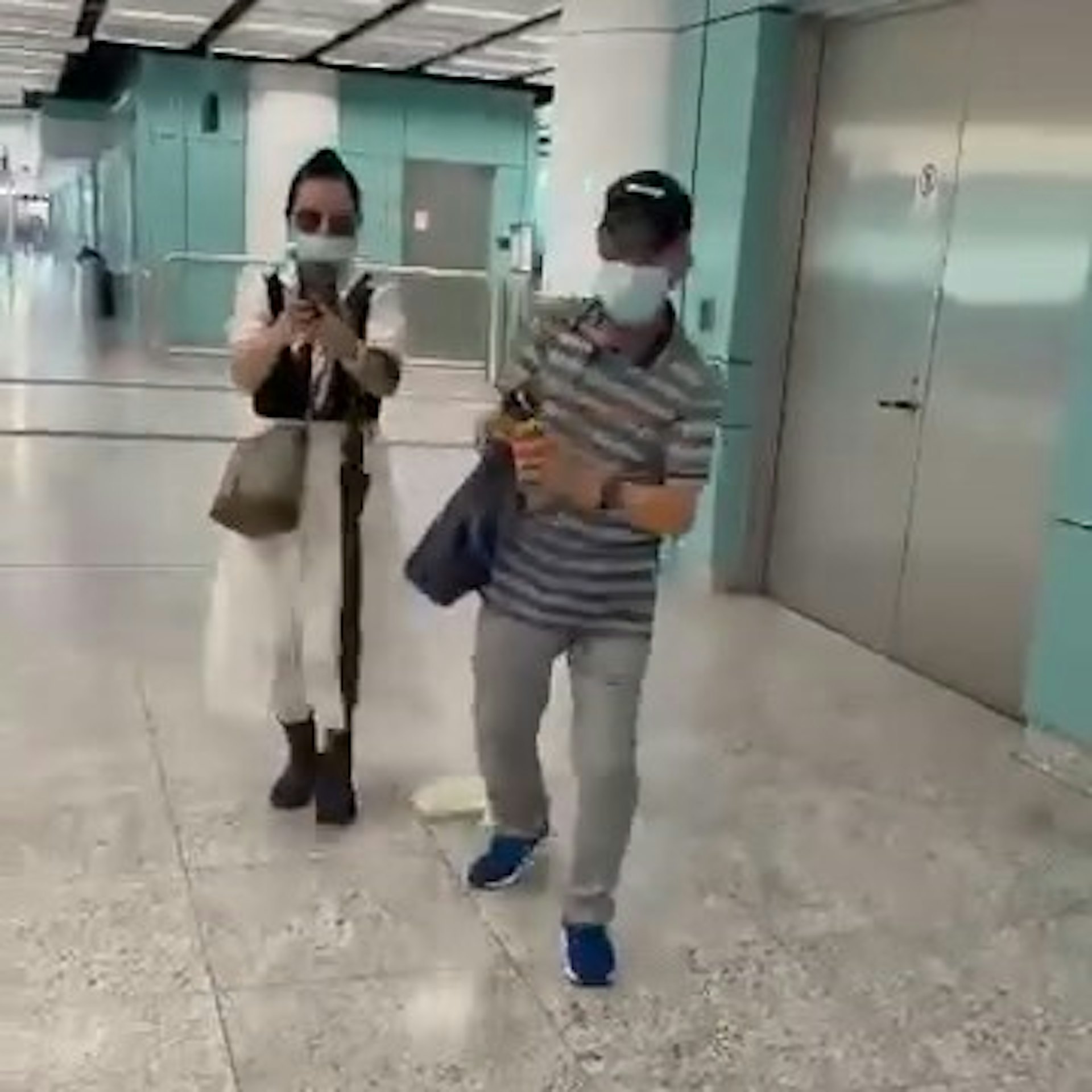 何伯拿出一樽殺蟲水向片主噴射。（網上片段截圖）