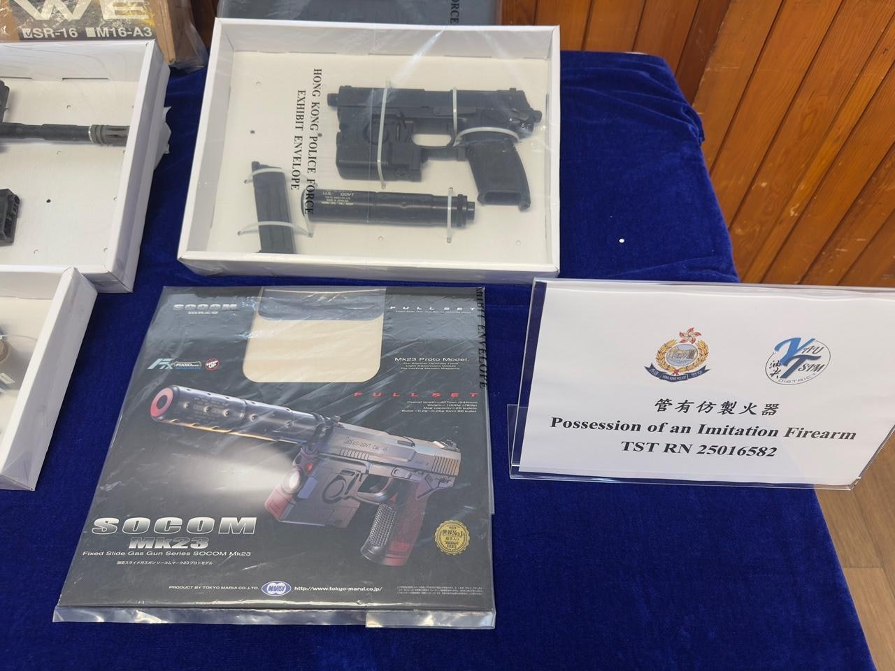 警方檢獲兩支槍、彈匣及彈珠等。（林澤鋒攝）