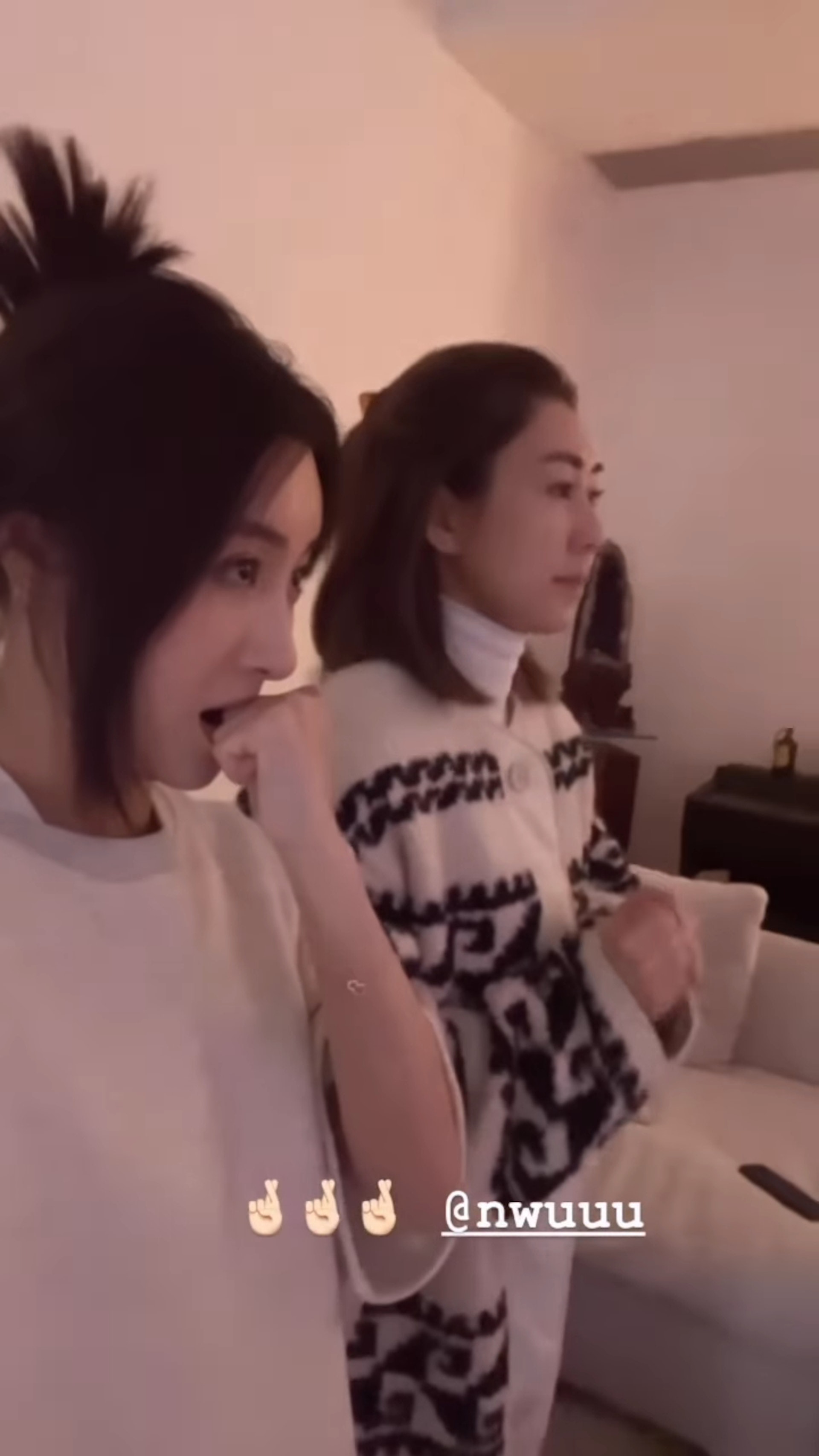 去年的世界盃決賽,她邀請胡定欣一同在家中睇波亦令巨型客廳曝光。(影片截圖) 去年的世界盃決賽,她邀請胡定欣一同在家中睇波亦令巨型客廳曝光。(影片截圖)