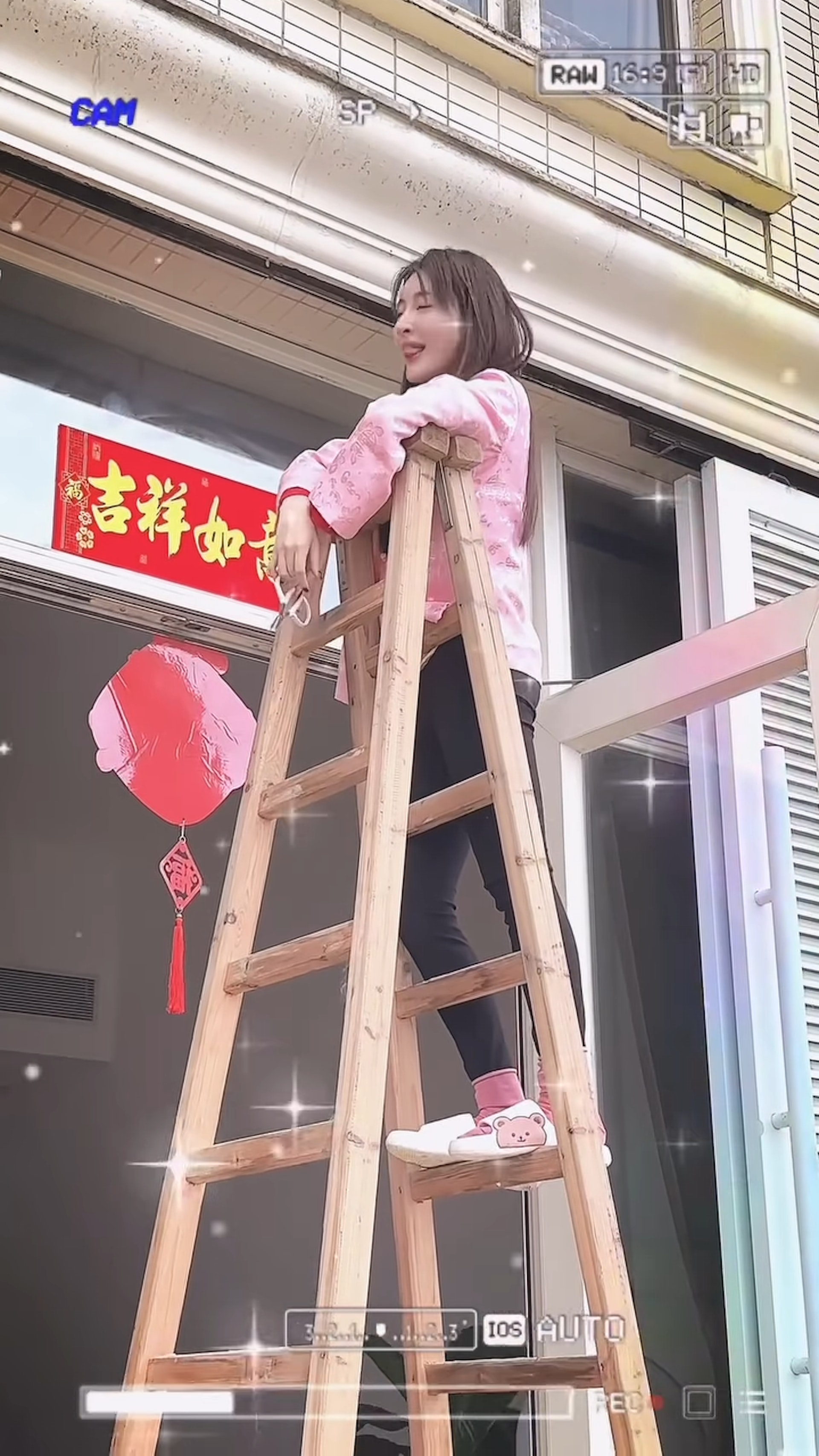 完成後她亦不禁伸脷鬆一口氣,最後更滿足地高舉V字手勢及拍手鼓勵自己。(影片截圖) 完成後她亦不禁伸脷鬆一口氣,最後更滿足地高舉V字手勢及拍手鼓勵自己。(影片截圖)
