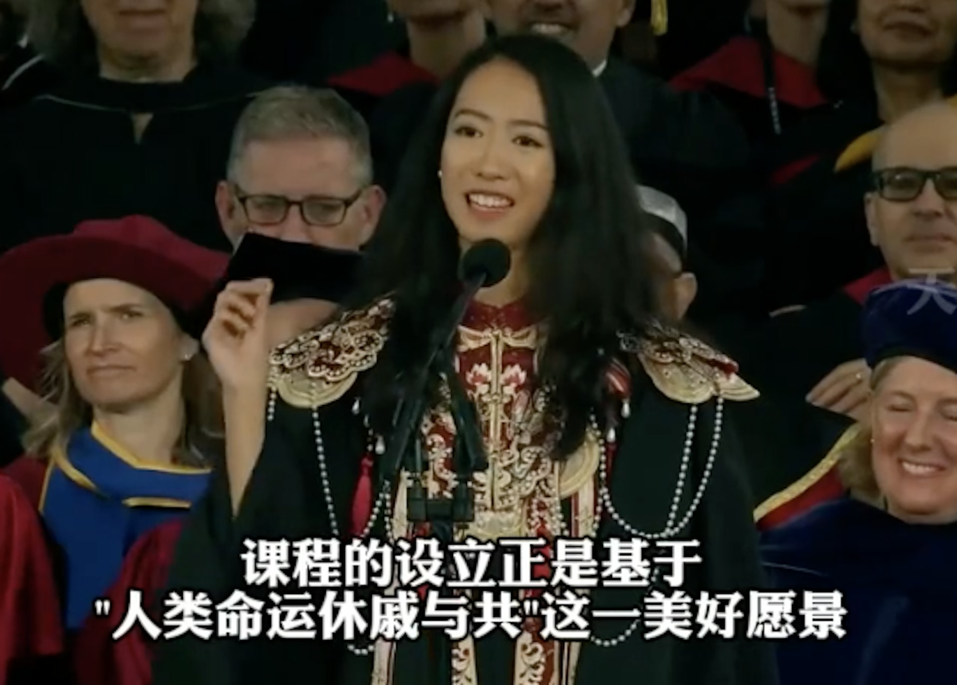 近日在哈佛大學畢業典禮上代表畢業生致詞而爆紅的中國留學生蔣雨融。（影片截圖）