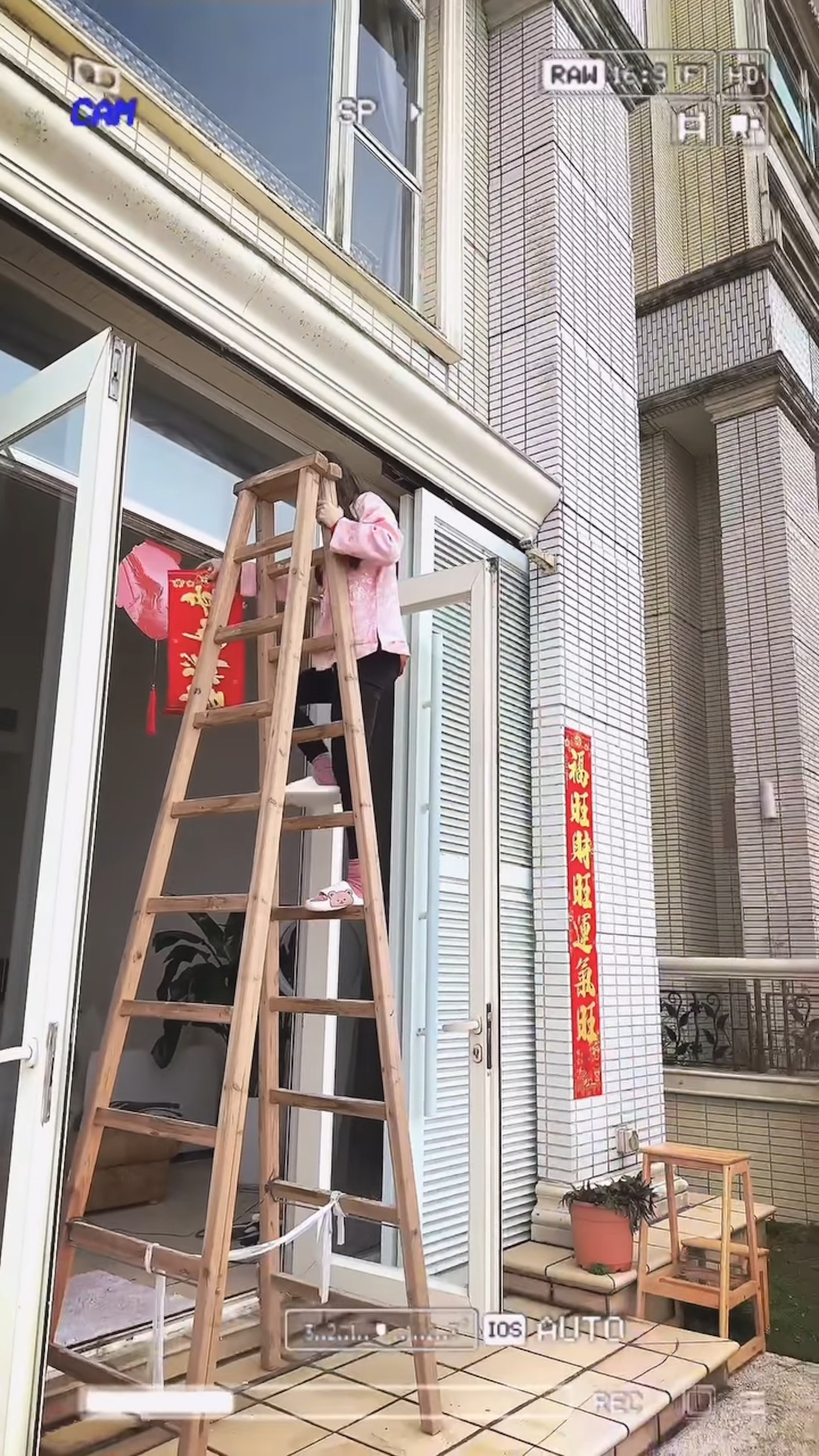 見薇薇貼得非常落力,一度用口咬着鉸剪。(影片截圖) 見薇薇貼得非常落力,一度用口咬着鉸剪。(影片截圖)