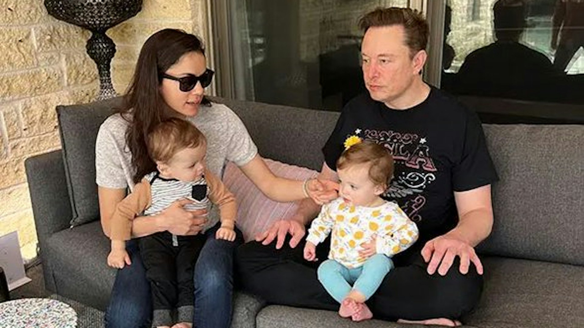 彭博社6月21日稱,馬斯克(Elon Musk)與其下屬齊利斯(Shivon Zilis)於2024年稍早誕下第3名孩子。圖為馬斯克、齊利斯及其孩子在美國德州拍攝的照片。(@DimaZeniuk twitter) 彭博社6月21日稱,馬斯克(Elon Musk)與其下屬齊利斯(Shivon Zilis)於2024年稍早誕下第3名孩子。圖為馬斯克、齊利斯及其孩子在美國德州拍攝的照片。(@DimaZeniuk twitter)