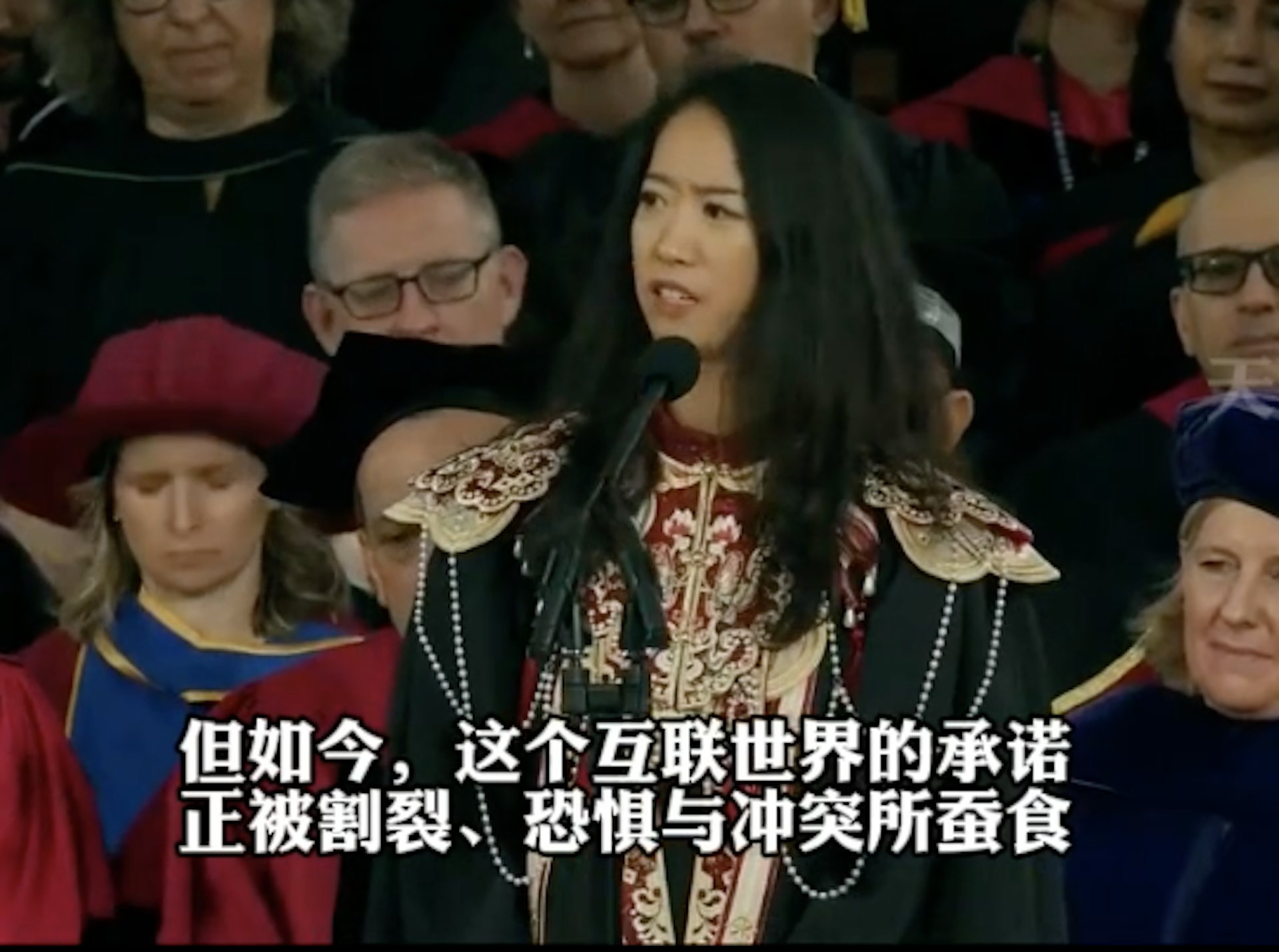 近日在哈佛大學畢業典禮上代表畢業生致詞而爆紅的中國留學生蔣雨融。（影片截圖）